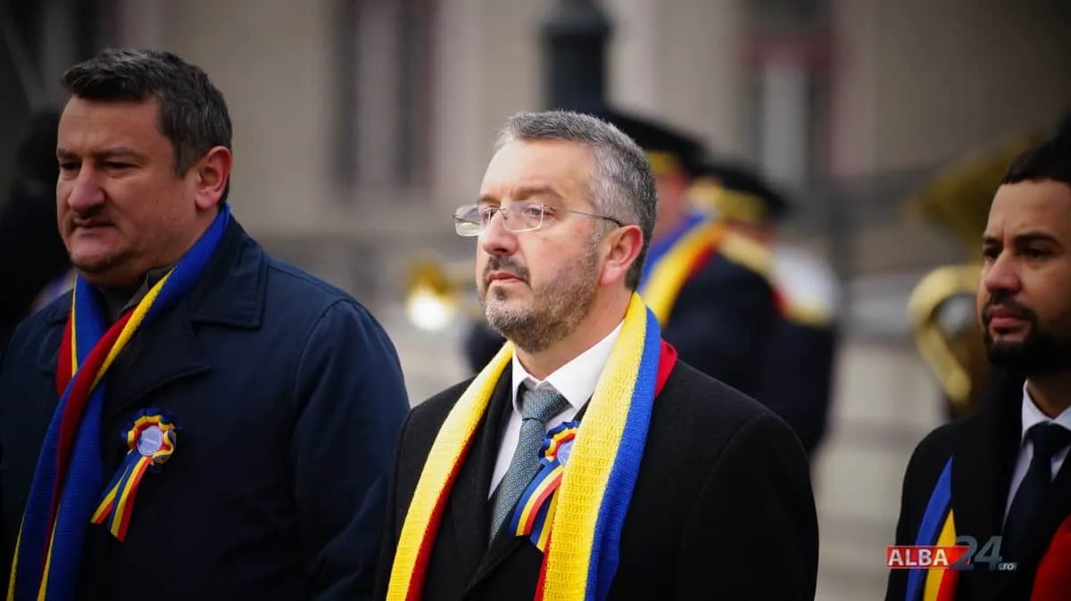 Trei bărbați în haine închise la culoare stau în prim-plan; doi poartă eșarfe galbene și albastre, iar unul are o cocardă tricoloră.