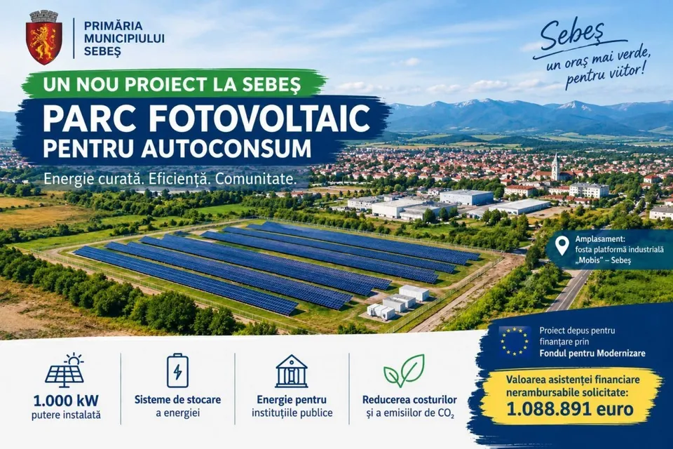 Un afiș prezintă rânduri de panouri solare albastre, clădiri, câmpuri și munți, alături de texte, sigle și pictograme.