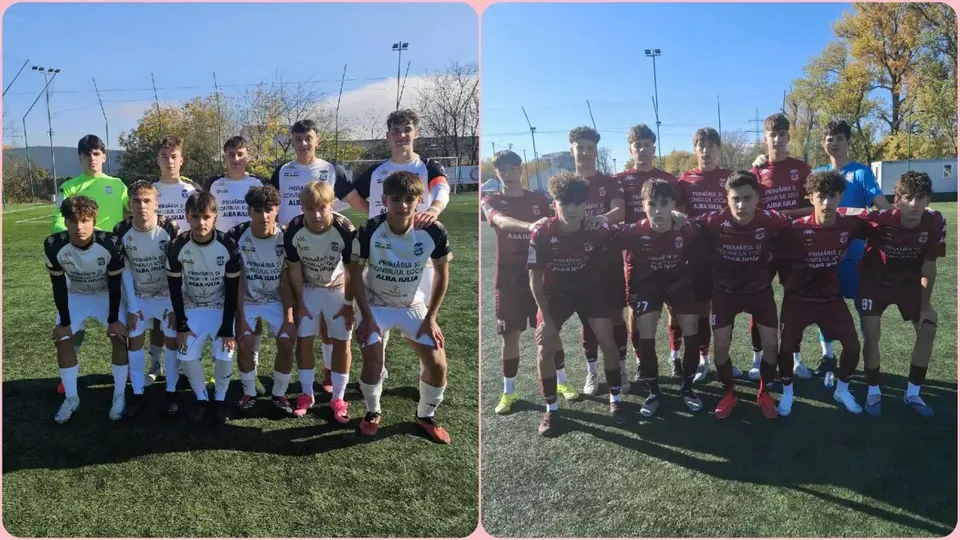 Două grupuri de tineri în echipamente de fotbal pozează pe teren; unii stau aplecați în fața colegilor, iar în spate se văd copaci.