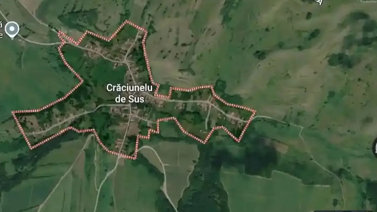 O imagine satelitară prezintă o așezare, terenuri verzi, drumuri și un contur punctat roșu, alături de o etichetă centrală.