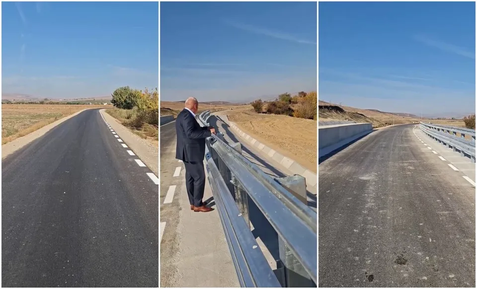 Colajul arată un drum asfaltat printr-un teren deschis, iar un bărbat în costum stă lângă o balustradă metalică pe un pod.