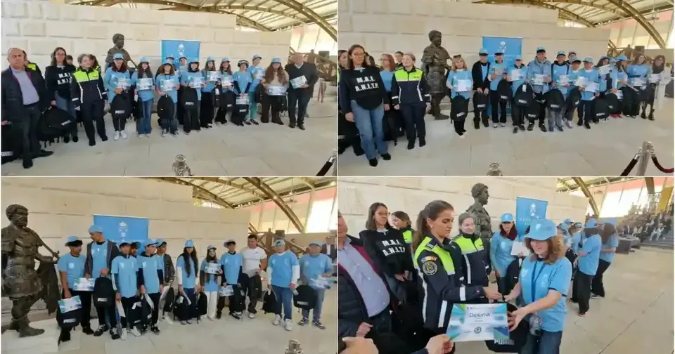 Colaj cu grupuri de copii în tricouri albastre și șepci, alături de adulți; în prim-plan, o femeie ține o cutie.
