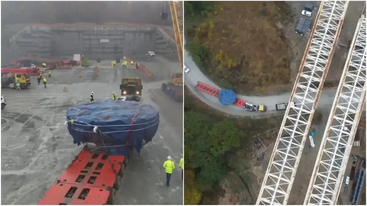 Imaginea este împărțită în două cadre: o piesă mare acoperită cu prelată albastră pe o remorcă roșie, respectiv o macara lângă un drum.
