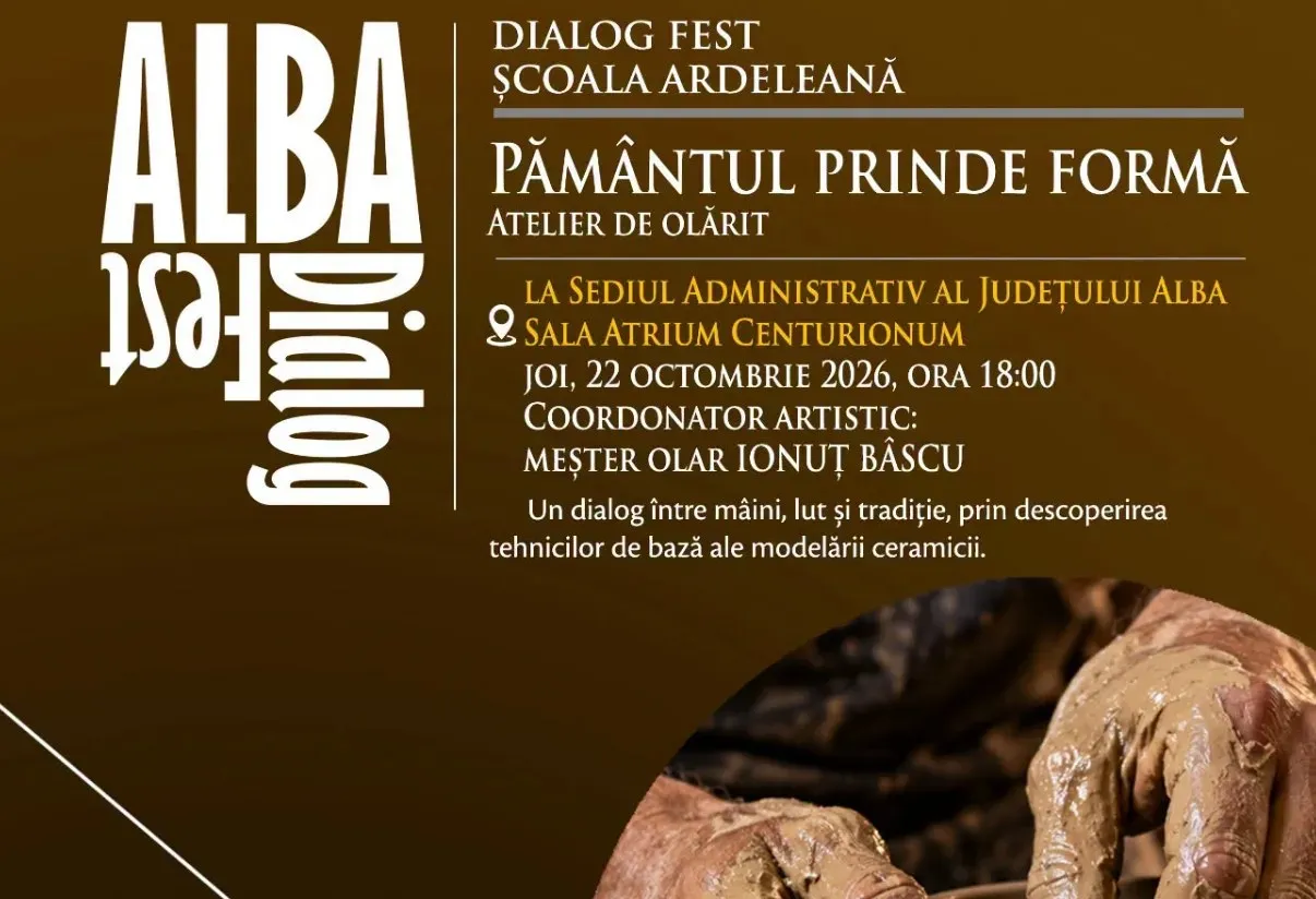 Un afiș maro conține text alb despre un atelier de olărit, iar în partea de jos se văd mâini acoperite cu lut.