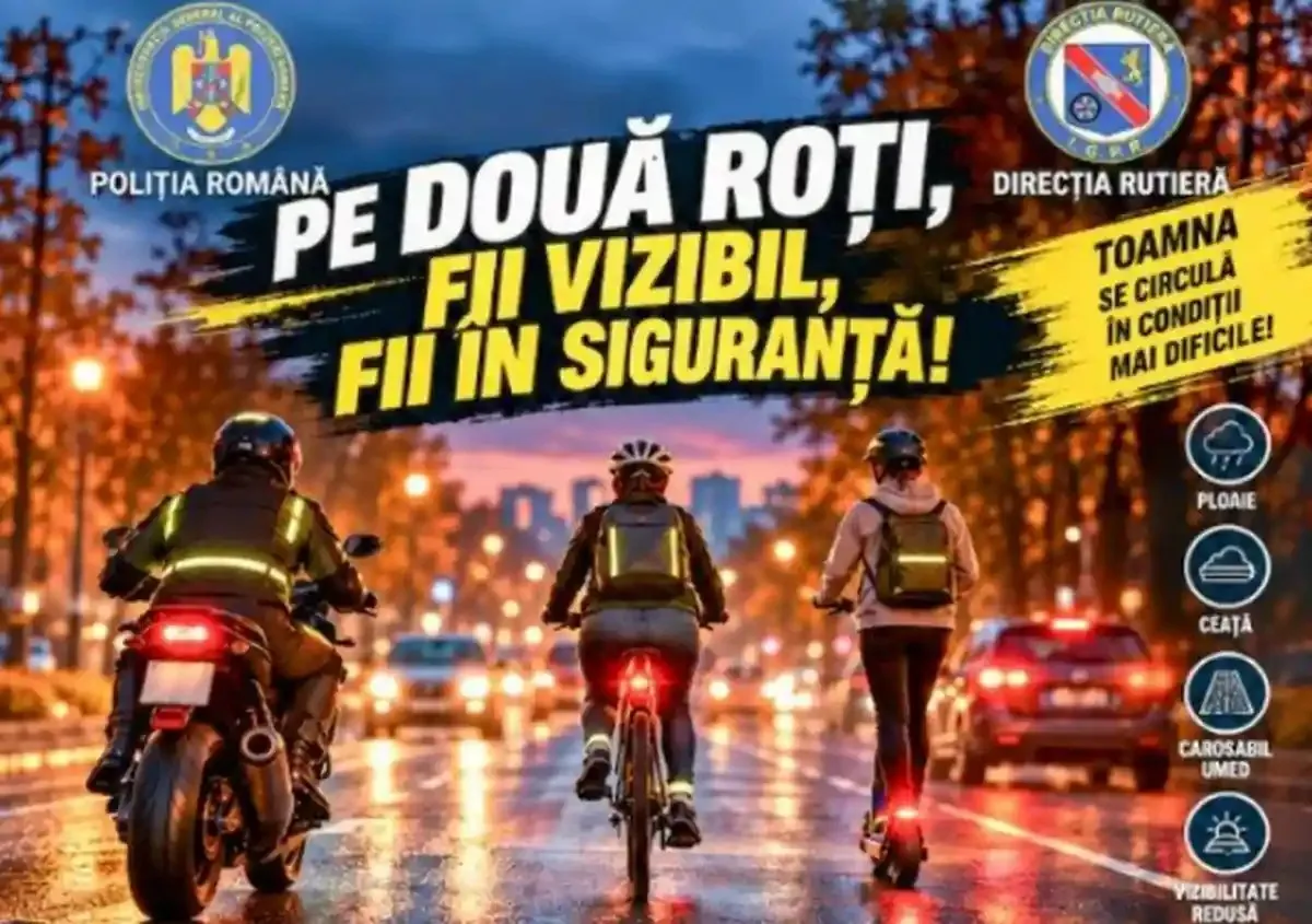 Trei persoane cu veste reflectorizante folosesc o motocicletă, o bicicletă și o trotinetă pe un carosabil ud, între automobile și lumini.