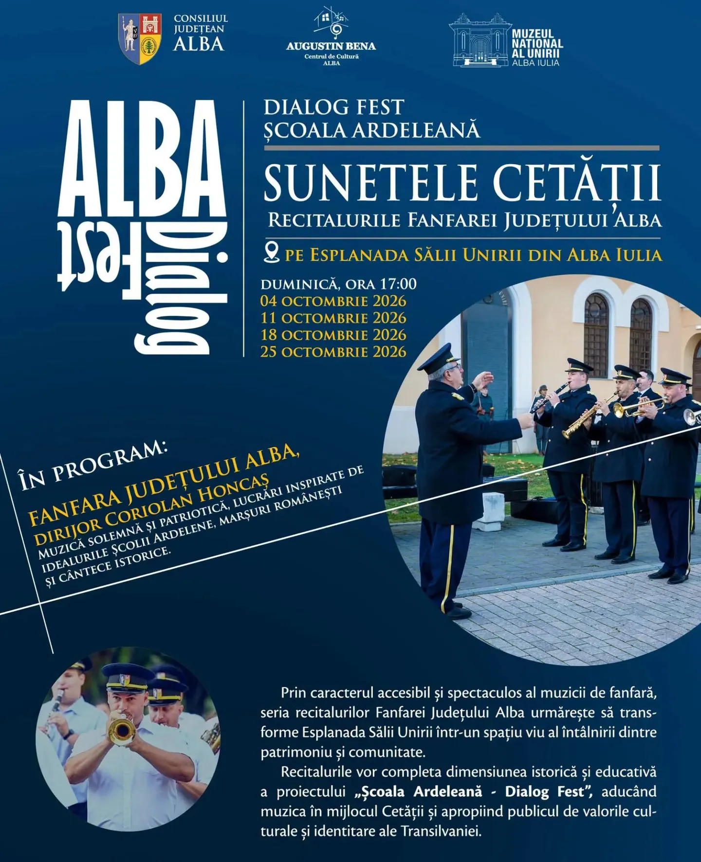 Afiș albastru cu șase muzicieni în uniforme, instrumente de suflat, un dirijor, arcade albe și un portret circular în colțul inferior.