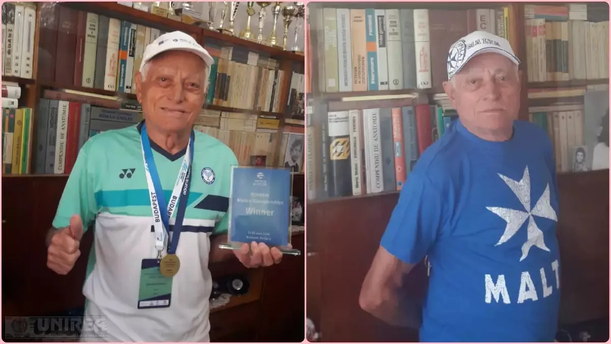 Două fotografii alăturate arată un bărbat cu șapcă albă, lângă rafturi cu cărți; în stânga poartă o medalie și ține o plachetă.