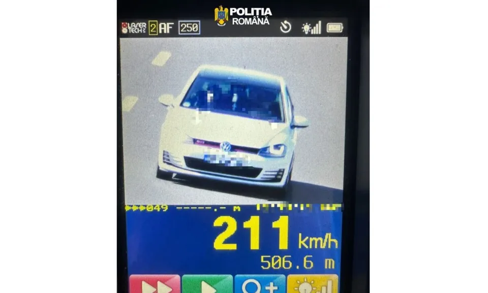 Ecranul unui aparat radar arată frontal un autoturism alb, valoarea 211 km/h și inscripția „Poliția Română”.