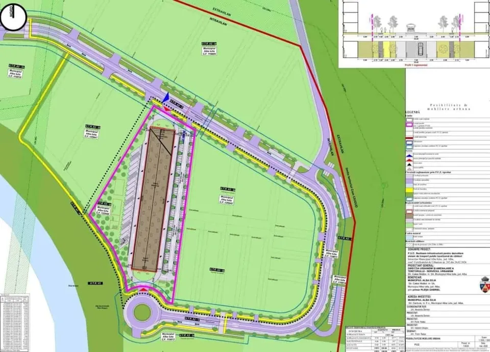 Un plan colorat arată un teren verde, drumuri gri, un sens giratoriu, o construcție dreptunghiulară și casete cu text mărunt în dreapta.