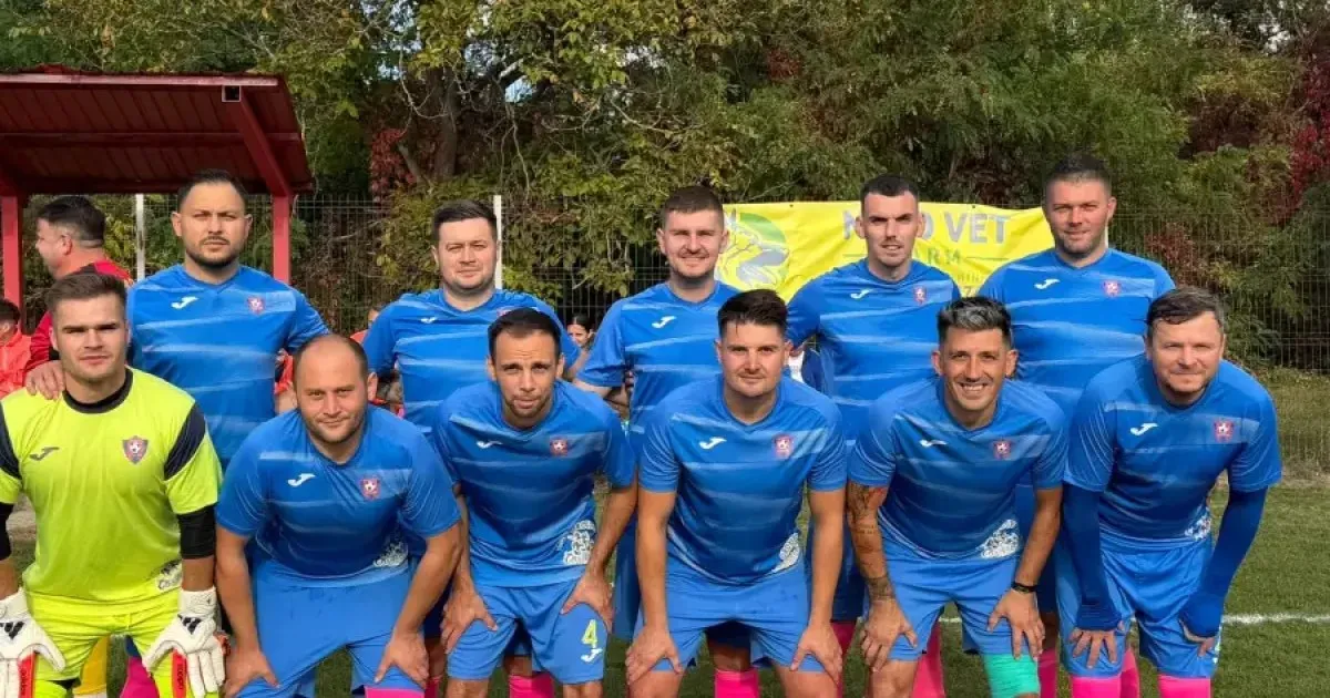 Un grup de bărbați în echipament sportiv albastru și galben-verzui pozează pe un teren cu gazon, cu copaci în fundal.