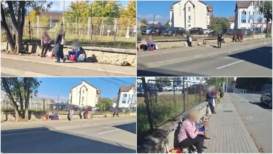 Patru cadre arată persoane lângă un gard de plasă, unele așezate pe marginea joasă, altele în picioare, lângă un trotuar și o stradă.