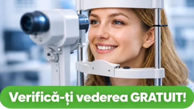 O femeie zâmbitoare stă cu fața sprijinită într-un aparat alb de examinare, iar jos apare o bandă verde cu text alb.