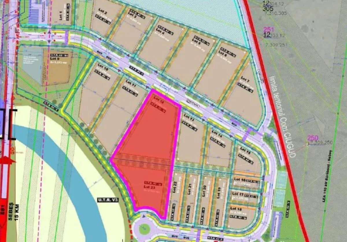 Un plan colorat prezintă parcele dreptunghiulare, străzi marcate cu linii paralele, un sens giratoriu și o zonă evidențiată cu roșu.