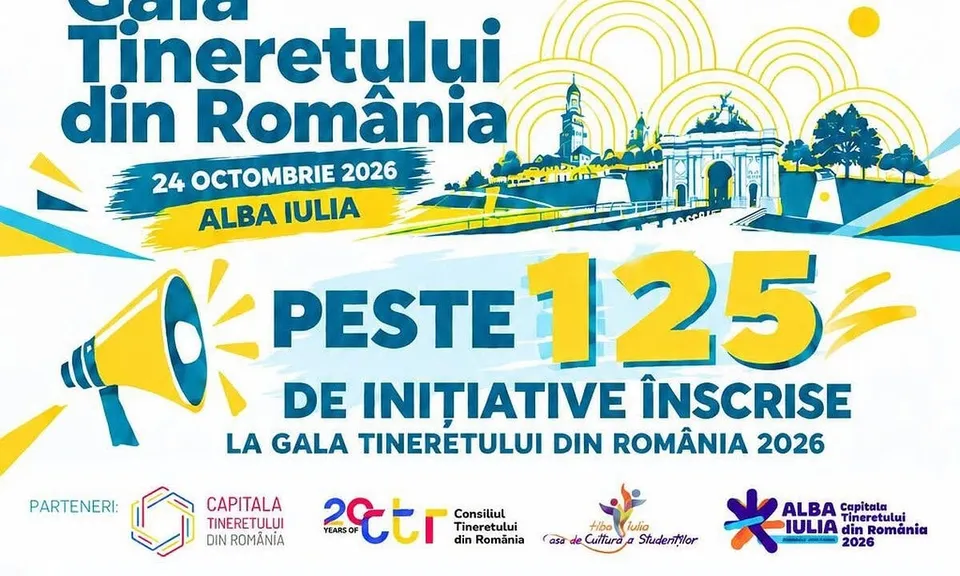 Un afiș alb conține litere albastre și galbene, un megafon ilustrat, clădiri și copaci stilizați, precum și mai multe sigle în partea de jos.