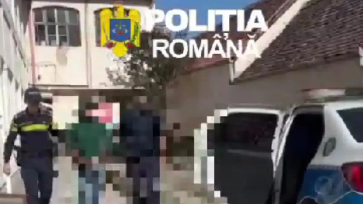 Un polițist în uniformă stă lângă mai multe persoane cu fețele pixelate și un vehicul deschis la culoare cu portiera laterală deschisă.
