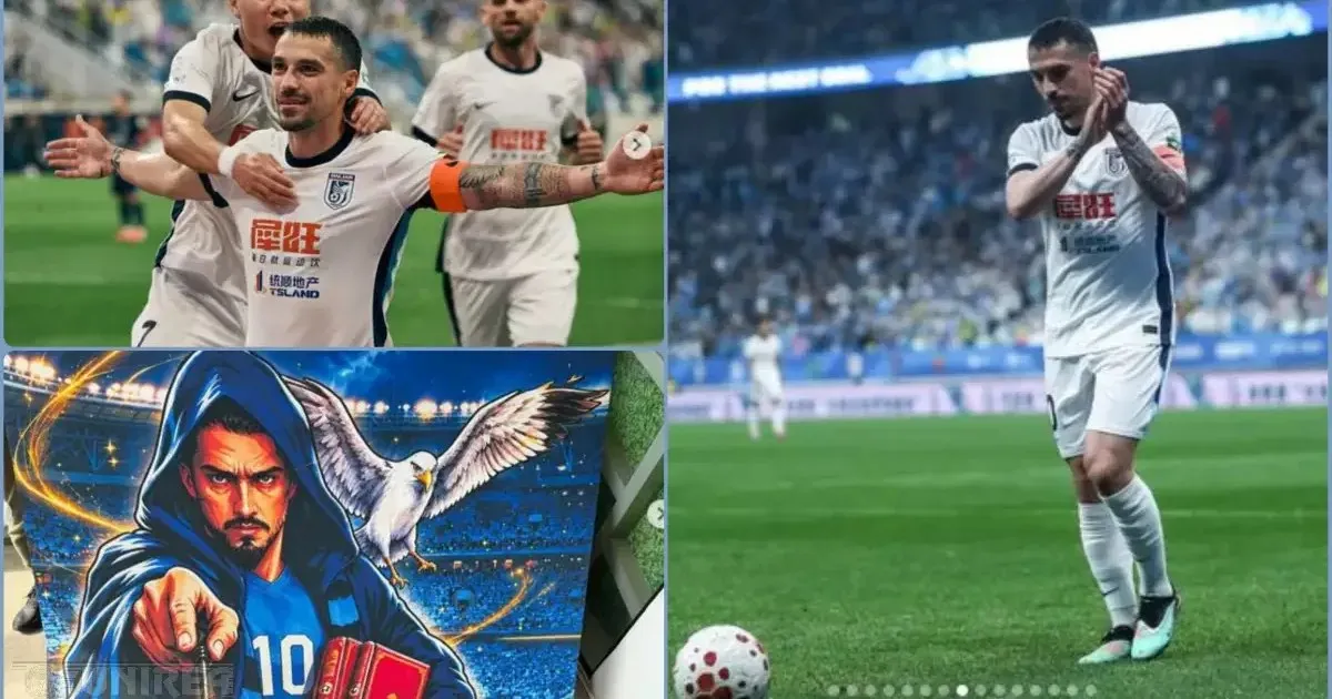 Colajul prezintă fotbaliști în echipament alb pe gazon, o minge în prim-plan și o ilustrație cu un personaj cu glugă și o pasăre.