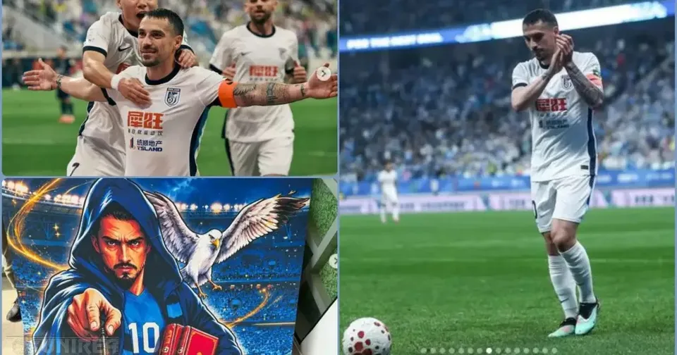 Colajul prezintă fotbaliști în echipament alb pe gazon, o minge în prim-plan și o ilustrație cu un personaj cu glugă și o pasăre.