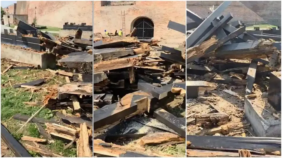 Trei cadre alăturate arată grinzi rupte, scânduri și moloz împrăștiate pe sol, lângă un zid de cărămidă cu o deschidere arcuită.